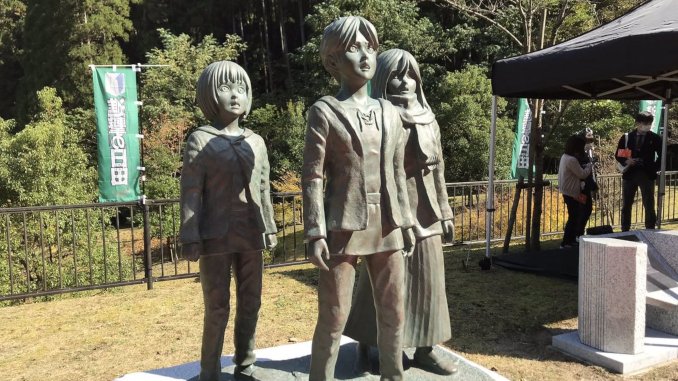 Attack on Titan: Diese lebensgroßen Statuen stehen jetzt in Japan