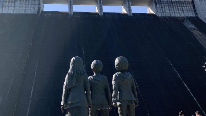Attack on Titan: Diese lebensgroßen Statuen stehen jetzt in Japan